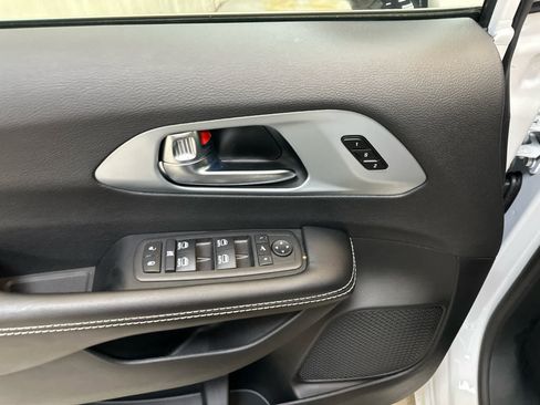 Used 2026 Chrysler Pacifica Limited FWD image 28