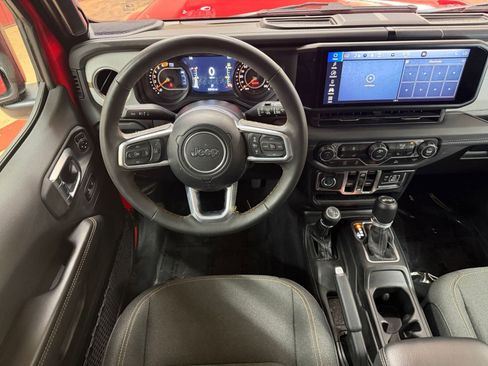 Used 2025 Jeep Wrangler Unlimited Sahara AWD/4WD image 34