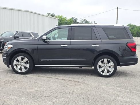 Used 2023 Ford Expedition Platinum RWD image 2