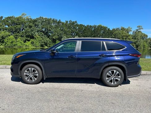 Used 2024 Toyota Highlander XLE FWD image 3