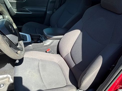 Used 2021 Toyota RAV4 XLE Premium AWD/4WD image 7