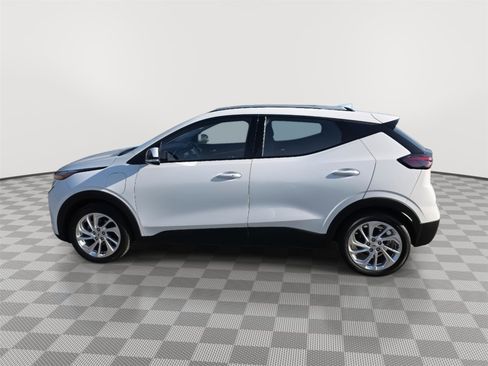 Used 2022 Chevrolet Bolt EUV LT w/ Comfort Package image 8