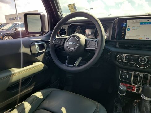 Used 2025 Jeep Gladiator Mojave w/ Convenience Group AWD/4WD image 13