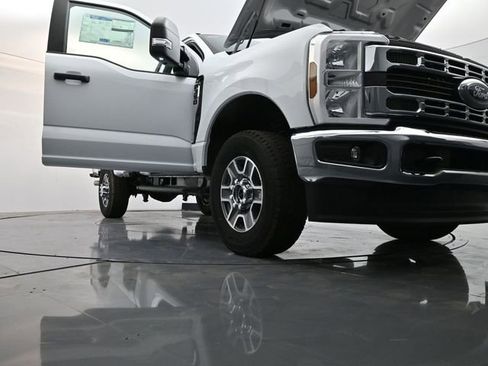 New 2025 Ford F350 XLT w/ FX4 Off-Road Package image 32