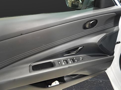 Used 2025 Hyundai Elantra SE image 10