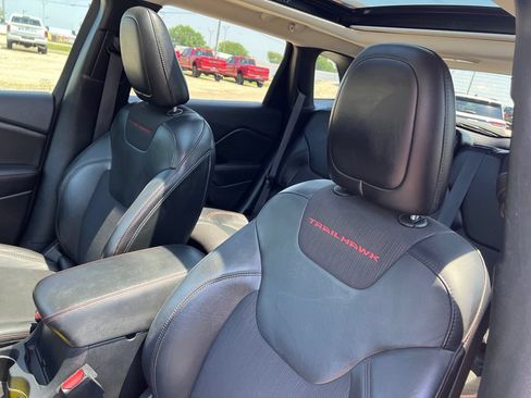 Used 2016 Jeep Cherokee Trailhawk w/ Comfort/Convenience Group AWD/4WD image 29