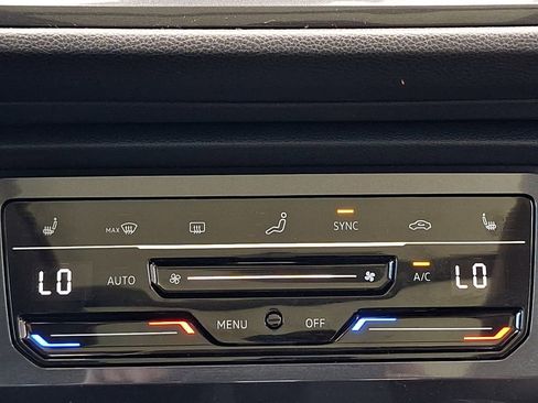 Used 2022 Volkswagen Tiguan SE w/ Panoramic Sunroof Package image 16