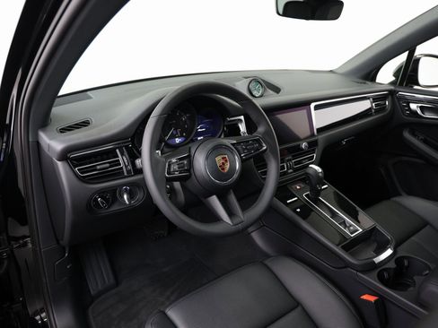 Certified 2025 Porsche Macan image 38