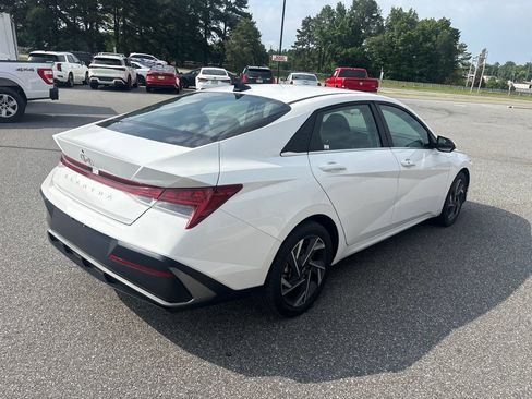 Used 2025 Hyundai Elantra SEL FWD image 9