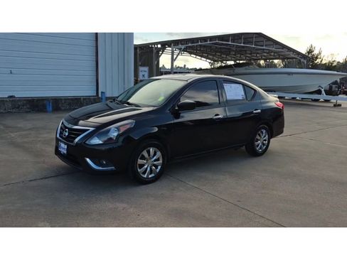 Used 2017 Nissan Versa SV image 4