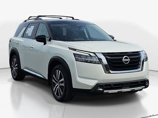 Used 2023 Nissan Pathfinder Platinum w/ Cargo Package AWD/4WD video 3