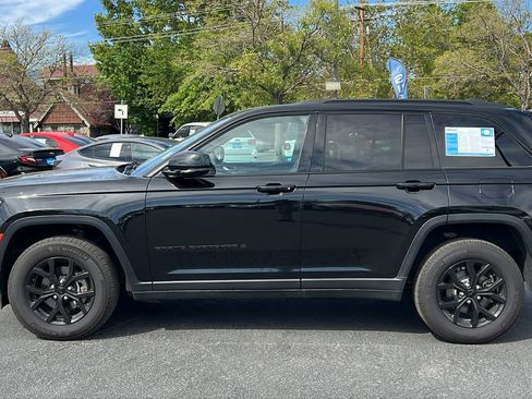 Used 2024 Jeep Grand Cherokee Altitude AWD/4WD image 8