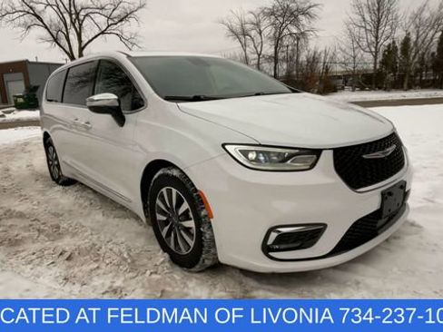 Used 2023 Chrysler Pacifica Limited image 2