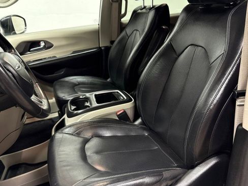 Used 2022 Chrysler Pacifica Touring-L image 32