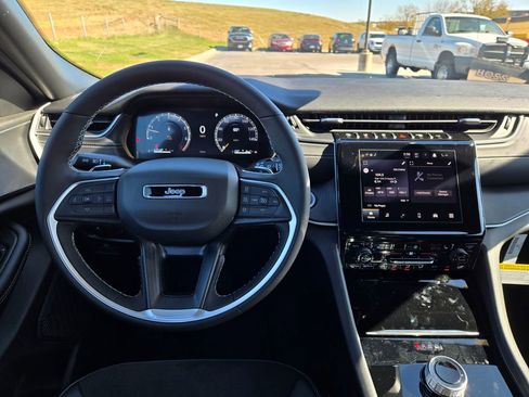 New 2025 Jeep Grand Cherokee Altitude AWD/4WD image 15