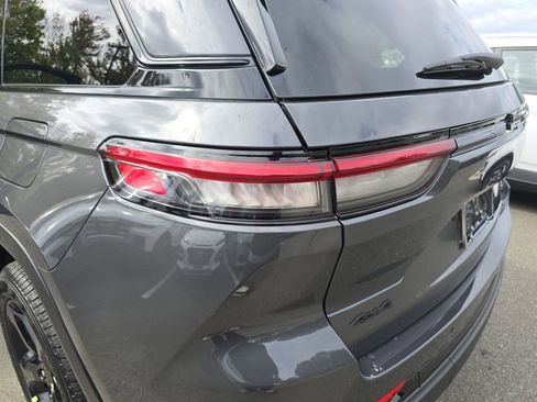 New 2025 Jeep Grand Cherokee Limited w/ Black Appearance Package AWD/4WD image 35