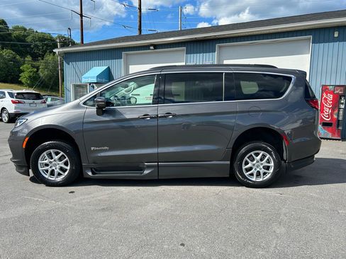 Used 2022 Chrysler Pacifica Touring-L FWD image 2