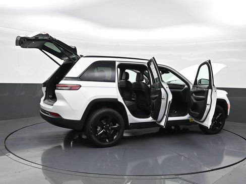 Used 2025 Jeep Grand Cherokee Limited w/ Black Appearance Package RWD image 31