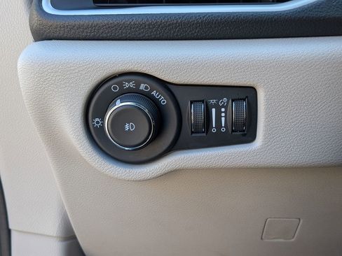 Certified 2023 Chrysler Pacifica Touring-L image 19