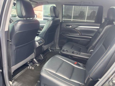 Used 2018 Toyota Highlander XLE AWD/4WD image 19