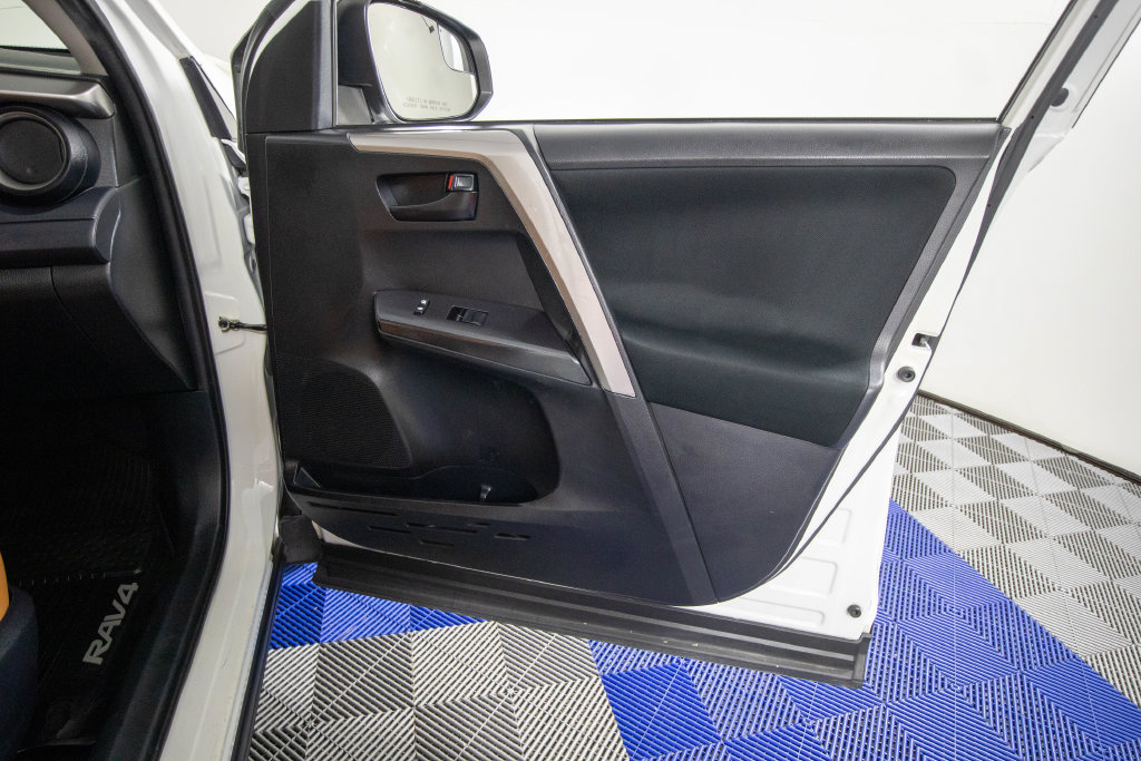 Used 2018 Toyota RAV4 LE FWD image 15