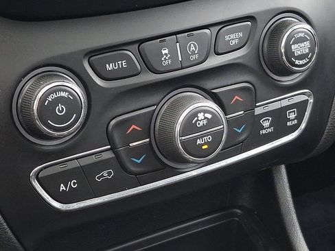 Used 2019 Jeep Cherokee Latitude Plus w/ Comfort/Convenience Group image 16