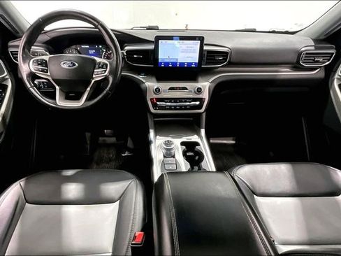 Used 2022 Ford Explorer XLT w/ XLT Sport Appearance Package image 7