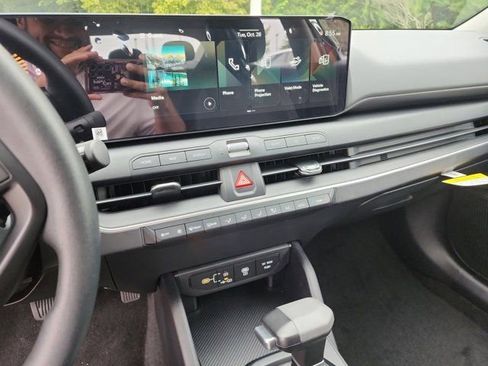 New 2025 Kia K4 LXS image 17