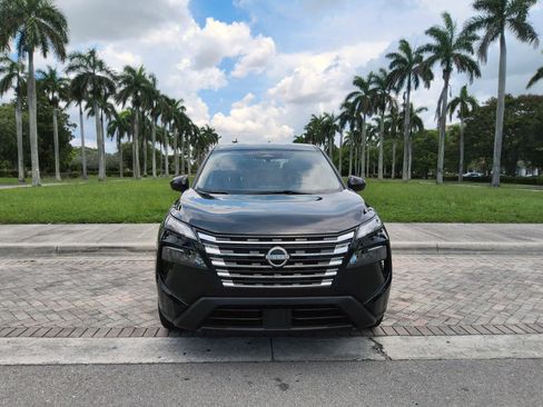 Used 2024 Nissan Rogue SV FWD image 2
