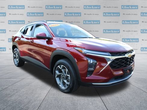 Used 2025 Chevrolet Trax LT w/ LT Convenience Package FWD image 3