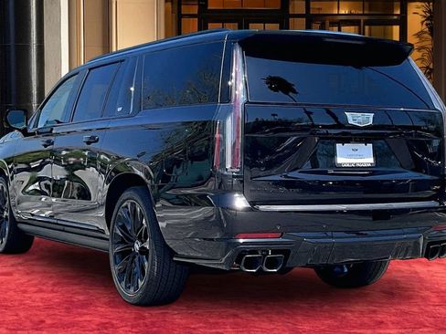 Used 2026 Cadillac Escalade ESV V AWD/4WD image 4