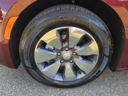 Used 2020 Chrysler Pacifica Limited FWD image 11