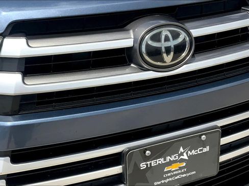 Used 2017 Toyota Highlander XLE image 30