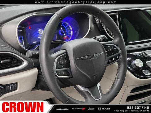 Used 2024 Chrysler Pacifica Limited FWD image 24