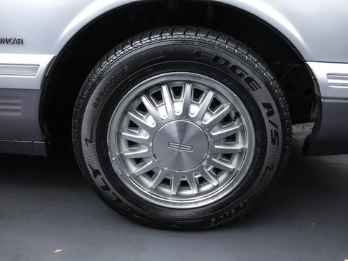 Used 1995 Lincoln Town Car Signature image 19