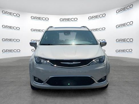 Used 2019 Chrysler Pacifica Limited w/ Tire & Wheel Group FWD image 2