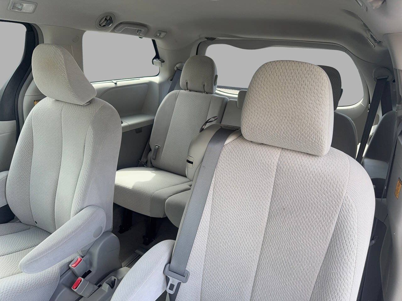 Used 2012 Toyota Sienna LE w/ Towing Pkg FWD image 21