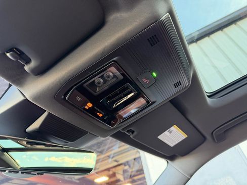 Used 2025 Volkswagen Tiguan SEL R-Line image 16