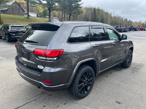 Used 2019 Jeep Grand Cherokee Altitude AWD/4WD image 5