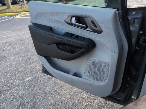 Used 2021 Chrysler Pacifica Touring-L w/ Uconnect Theater Family Group image 23