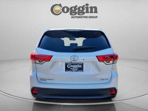 Used 2017 Toyota Highlander LE image 4