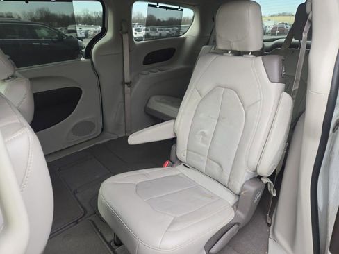 Used 2021 Chrysler Pacifica Touring-L w/ Premium & Safety Sphere Group image 9