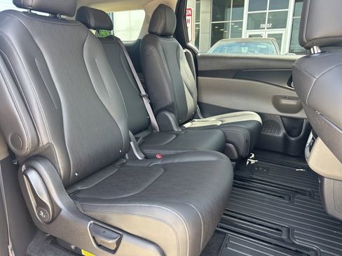 Used 2026 Kia Carnival FWD image 12