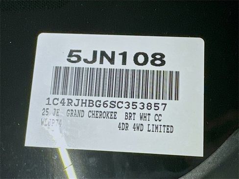 New 2025 Jeep Grand Cherokee Limited w/ Luxury Tech Group II image 24