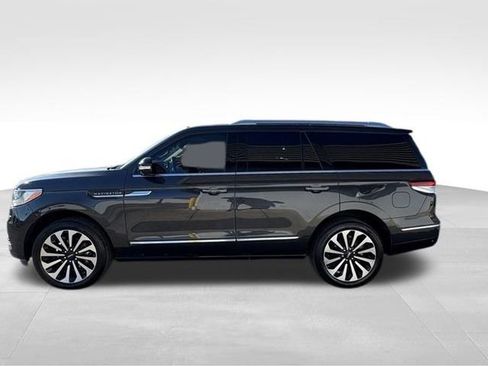 Used 2022 Lincoln Navigator Reserve image 12