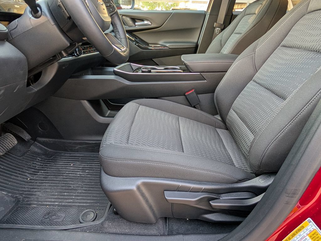 New 2027 Chevrolet Equinox LT w/ Safety and Technology Package FWD image 9