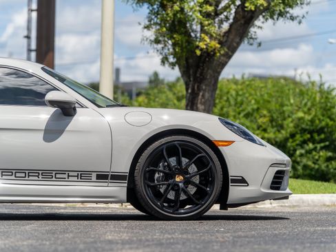 Used 2025 Porsche 718 Cayman RWD image 7