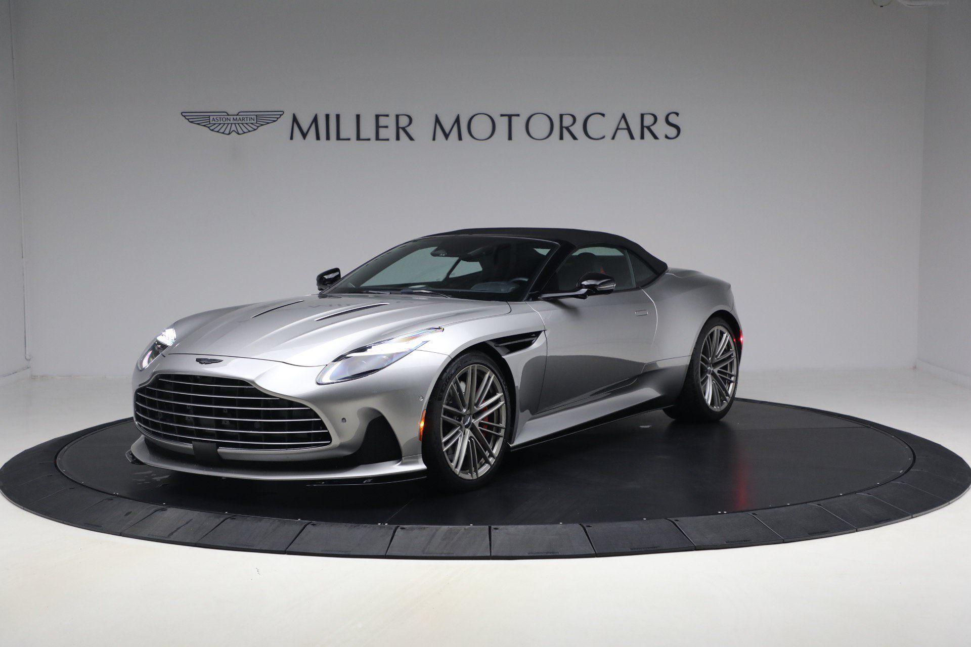 Used 2024 Aston Martin DB12 Convertible RWD image 14