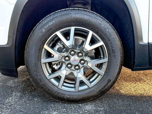 Used 2023 GMC Acadia SLE w/ Driver Convenience Package image 4