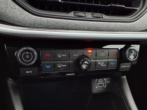 Used 2023 Jeep Compass Latitude w/ Convenience Group AWD/4WD image 10